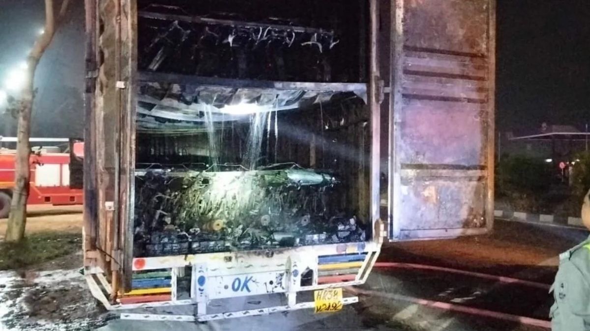 meerut-fire-news-50-bikes-burnt-to-ashes-after-truck-carrying-them-catches-fire-on-delhi-dehradun-highway